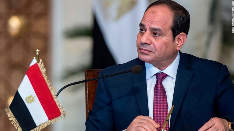 ロシア当局者との記者会見に出席したエジプトのシーシ大統領＝２０１７年１２月１１日、エジプト首都カイロ/KHALED DESOUKI/AFP/AFP/Getty Images