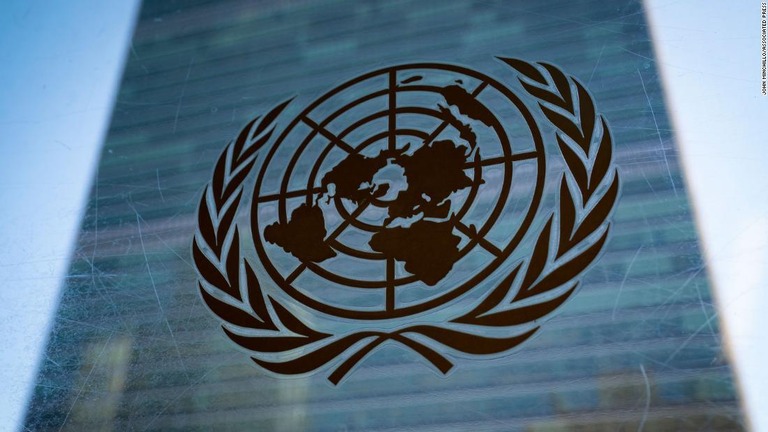 国連はアフガニスタンで、現地採用の男女職員全員の出勤を停止した/John Minchillo/Associated Press