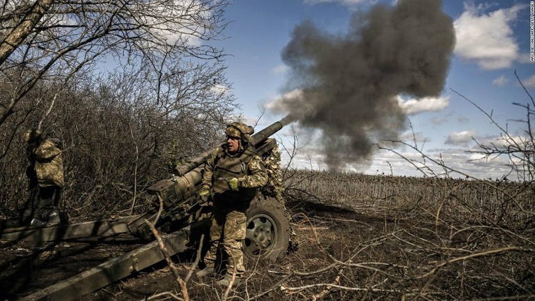 ロシア軍陣地に発砲するウクライナ兵＝３月１３日、ウクライナ東部ドンバス地方/Aris messinis/AFP/Getty Images