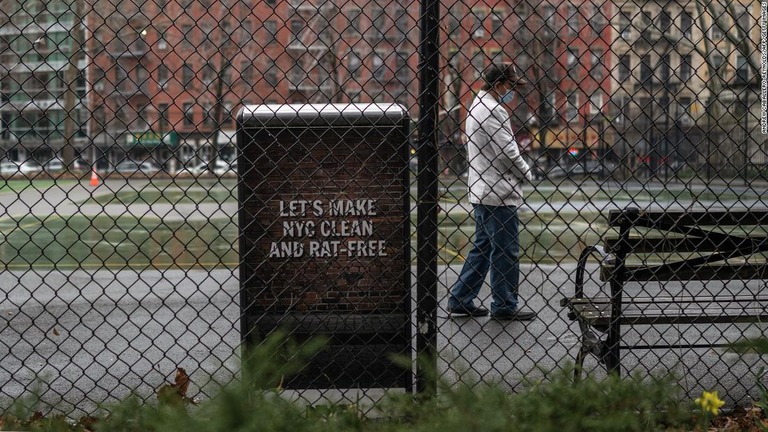 ネズミのいないきれいな街を目指すスローガンが書かれたゴミ箱＝米ニューヨーク州のマンハッタン地区/Andrew Caballero-Reynolds/AFP/Getty Images