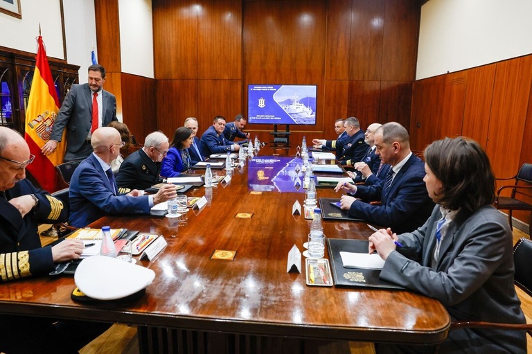 ウクライナのレズニコウ国防相（右列３人目）とスペインのロブレス国防相（左列４人目）/J. J. Guillen/AFP/Getty Images