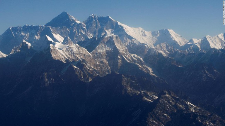 世界最高峰エベレストでシェルパ３人が雪崩に巻き込まれ行方不明となっている/Monika Deupala/Reuters/FILE