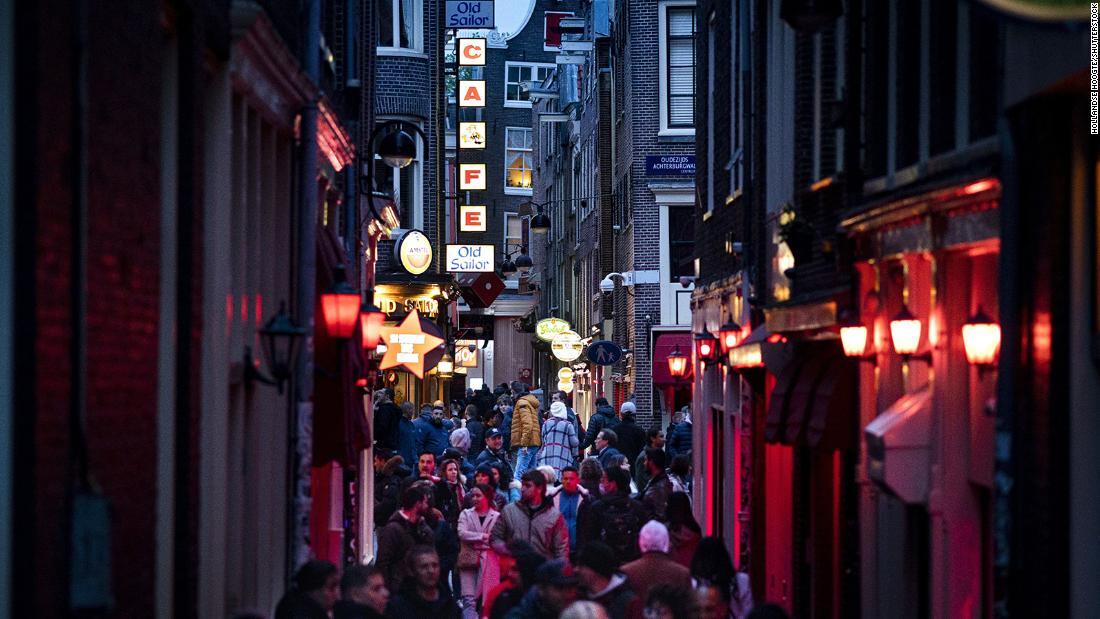 アムステルダムの当局者らは、新たな規制の導入によって観光がもたらす負荷を軽減しようとしている/Hollandse Hoogte/Shutterstock