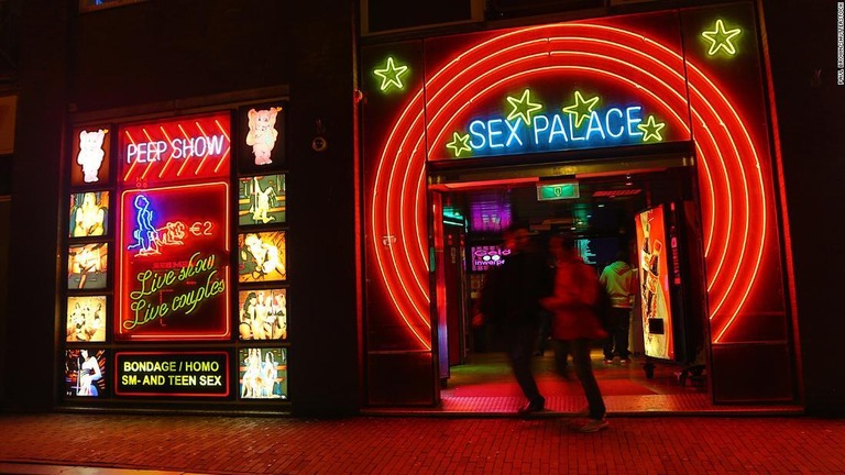 赤いネオンが煌々と輝くアムステルダムの飾り窓地区のセックスショップ/Paul Brown/Shutterstock