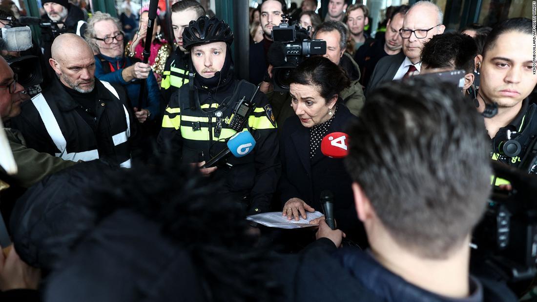 セックスワーカーによるデモの最中、参加者と言葉を交わすアムステルダムのハルセマ市長（中央右）/Kenzo Tribouillard/AFP/Getty Images