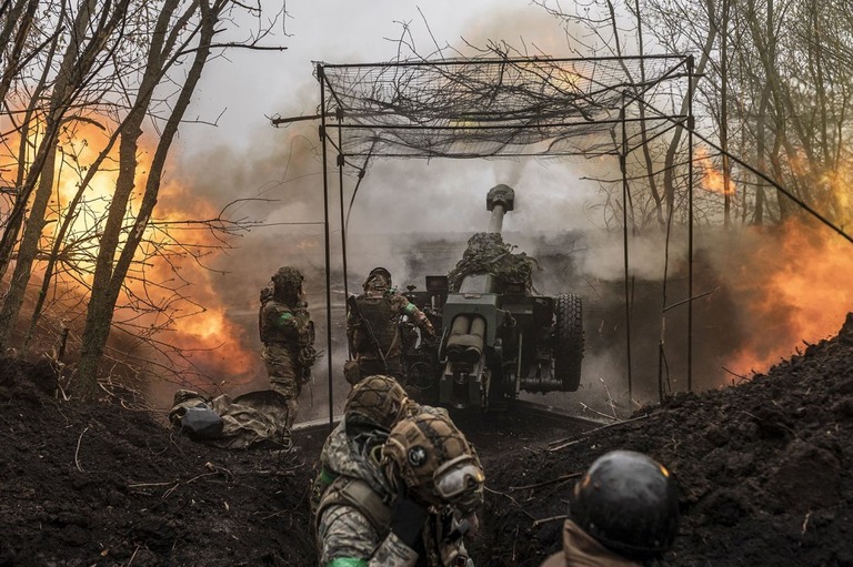 バフムート方面へ大砲を撃ち込むウクライナ軍第８０旅団の兵士ら/Diego Herrera Carcedo/Anadolu Agency/Getty Images