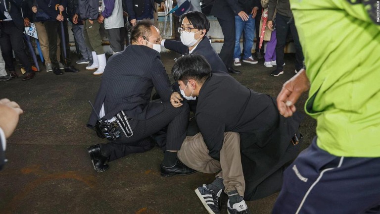 男が取り押さえられる様子＝１５日、和歌山/Kyodo/Reuters