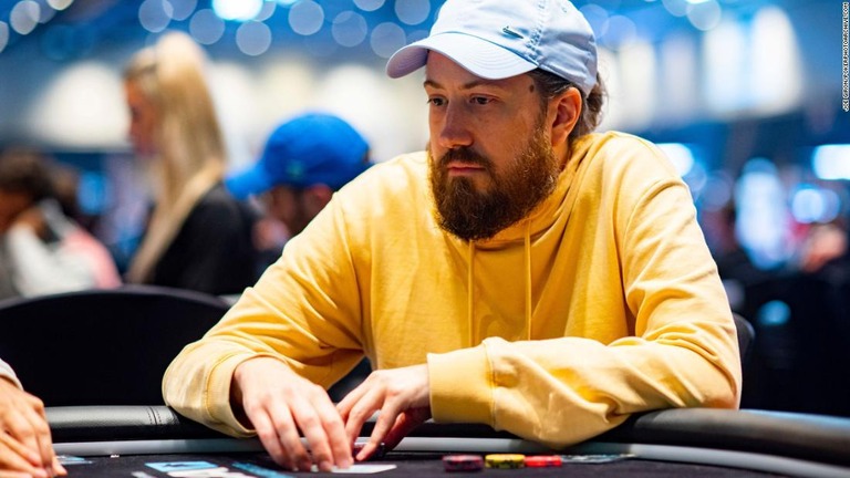 オドワイヤー氏はポーカーの試合中、テレビで航空会社批判を行った/Joe Giron/PokerPhotoarchive.com