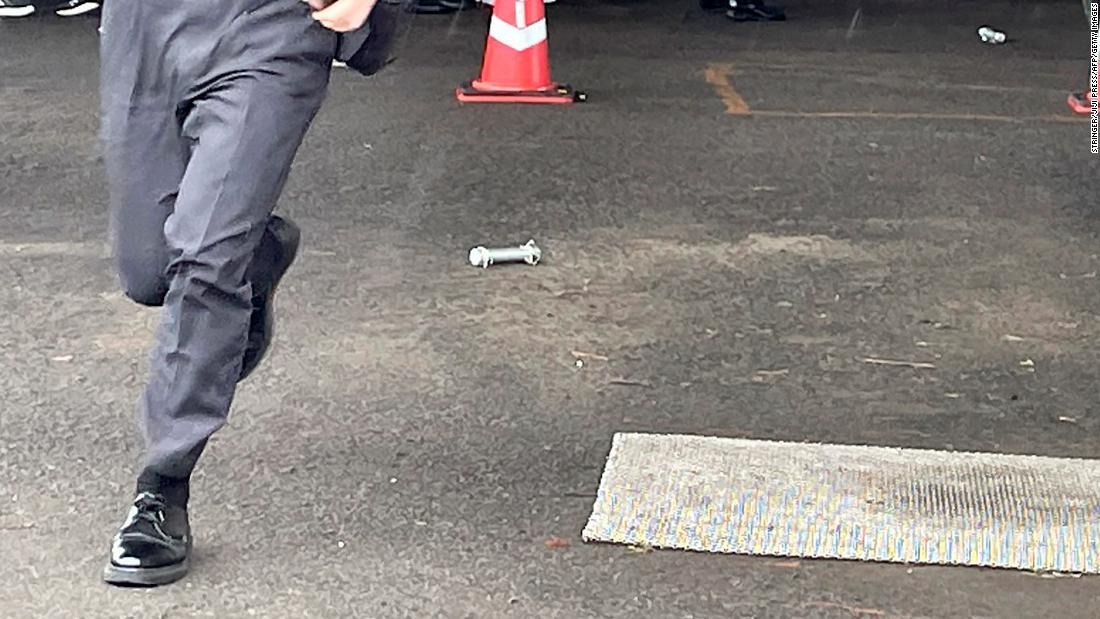 男が投げたとみられる筒状の物体=15日、和歌山/Stringer/JIJI Press/AFP/Getty Images