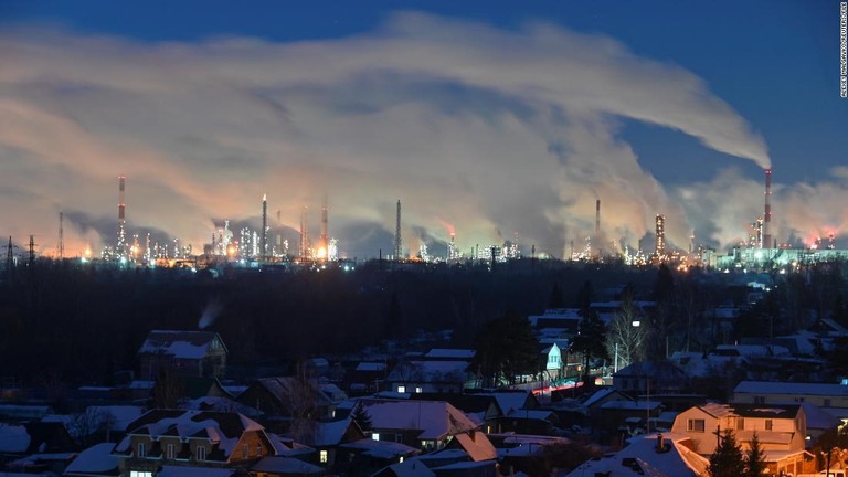 ロシア・オムスクにある製油所から立ち上る煙/Alexey Malgavko/Reuters/FILE