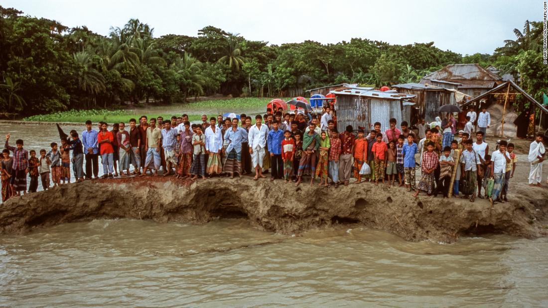 ０５年、バングラデシュのボラ島で道路の残骸にたたずむ村の住人。ガンジスデルタ河口の地域は、海面上昇が原因で加速する浸食の被害に今も見舞われている/© Gary Braasch/naturepl.com