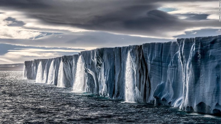 ２０１４年、例年になく温かい夏のノルウェー領スバーバル諸島、ノードアウストランデ島の氷冠から流れ落ちる滝/Courtesy of Paul Nicklen