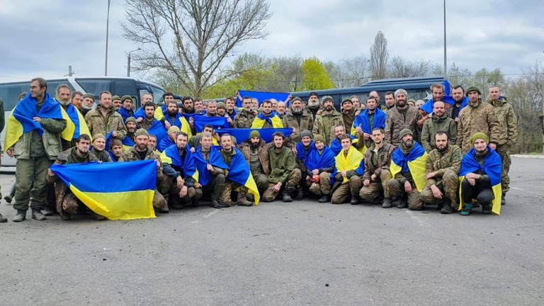 ロシア軍の捕虜になっていたウクライナ軍兵士ら/Coordination Headquarters for the Treatment of Prisoners of War/Handout/Reuters