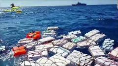 イタリア沖に浮かぶコカイン２トン発見、防水施す　末端価格５９０億円