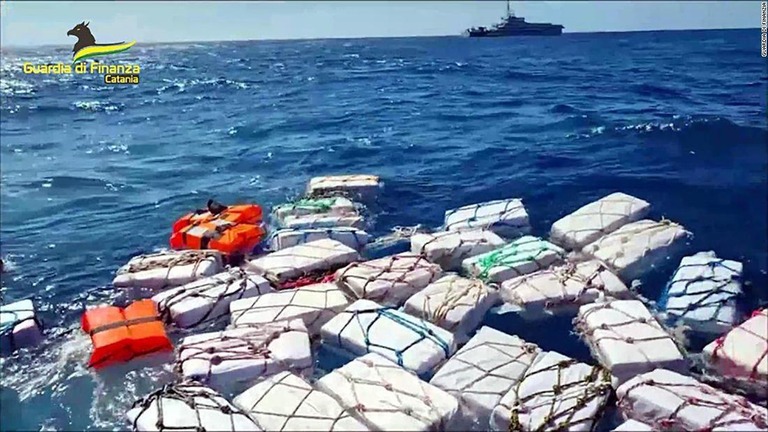 イタリア財務警察が海上に浮かぶ２トン近いコカインを押収した/Guardia di Finanzia