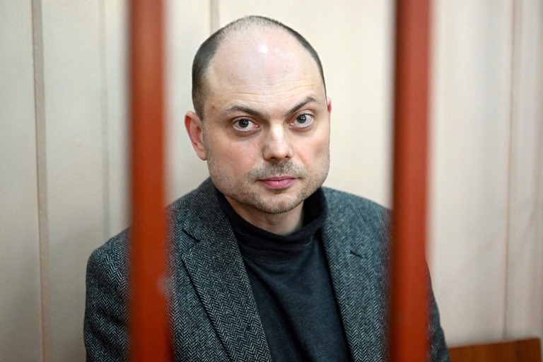 モスクワでの裁判で禁錮２５年の刑を言い渡されたウラジーミル・カラムルザ氏/Natalia Kolesnikova/AFP/Getty Images