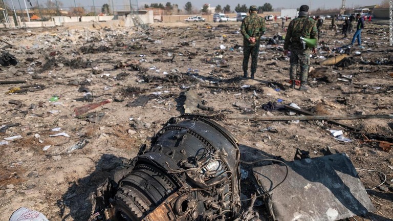 撃墜されたウクライナ旅客機の残骸＝テヘラン南郊/Morteza Nikoubazl/NURPHO/AP