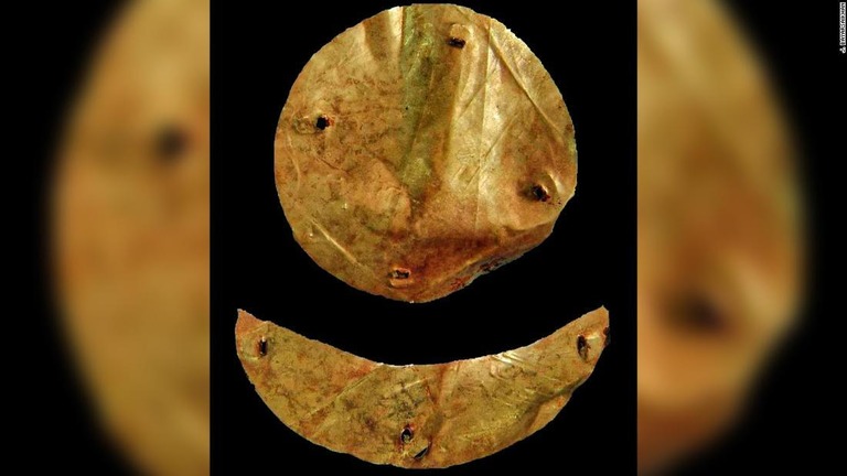 匈奴のシンボルとして用いられた黄金製の太陽と月の表象/J. Bayarsaikhan