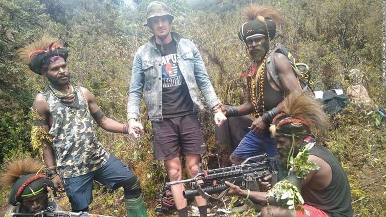 人質に取られているニュージーランド人パイロット（写真中央）＝ＴＰＮＰＢが２月１４日に発表した写真/HANDOUT/The West Papua National Liberation Army/Reuters