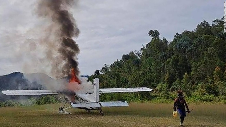 炎上するニュージーランド人パイロットの機体を捉えた写真。武装勢力が公開した/West Papua National Liberation Army 