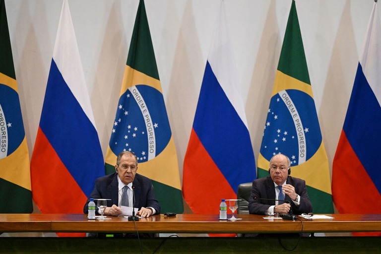 ロシアのラブロフ外相（左）とブラジルのビエイラ外相（右）＝１７日、ブラジリア/Evaristo Sa/AFP/Getty Images