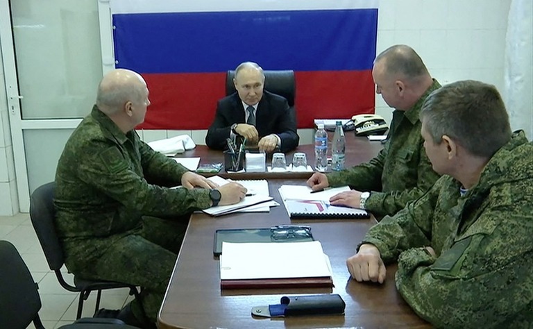 ロシアのプーチン大統領がウクライナ・ヘルソン州にあるロシア軍の拠点を訪問した様子を撮影した動画の１コマ/Kremlin.ru/Reuters