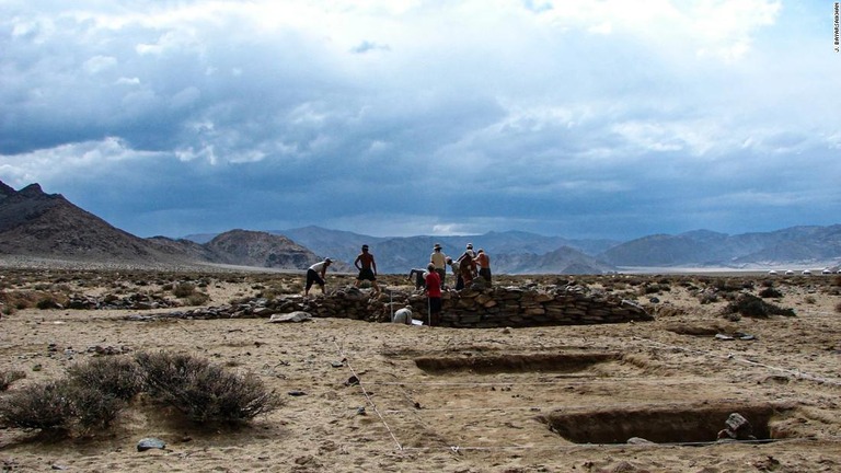 モンゴル西部にある匈奴の墓地跡の発掘現場/J. Bayarsaikhan