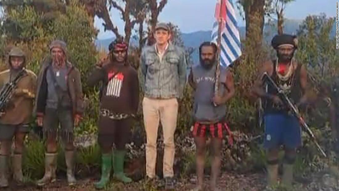 メーテンズ氏は２月に遠隔地の空港に着陸した後、人質に取られた/West Papua National Liberation Army 