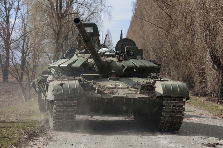 鹵獲（ろかく）したロシアの戦車を操縦するウクライナ兵士/Ukrainian Presidential Press Service/Reuters