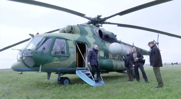 １８日に公開された映像からの静止画。ヘリコプターから降りるロシアのプーチン大統領＝ウクライナ南部ヘルソン州/Kremlin.ru/Reuters