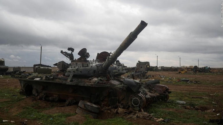ウクライナ南部へルソン郊外の空港敷地内に佇む、破壊されたロシア軍の戦車/Valentyn Ogirenko/Reuters/File