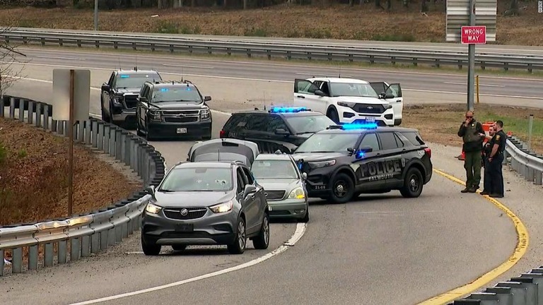 米メーン州の民家で遺体発見。付近の幹線道路でも複数の車が銃撃される事件が起きた/WGME