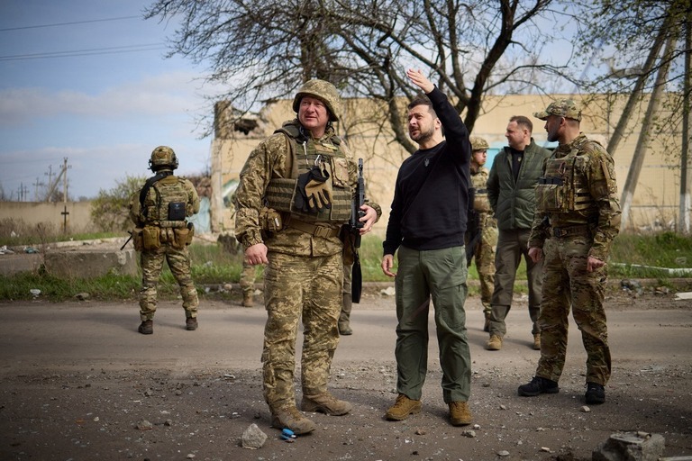 ウクライナ東部のアウディイウカを視察するゼレンスキー大統領（中央右）/Ukrainian Presidential Press Service/Reuters