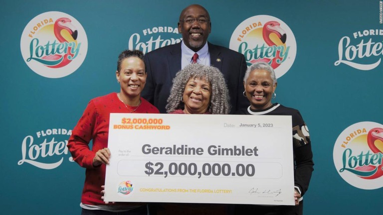 蓄えを使い果たした後で高額宝くじ当選の幸運に恵まれたＧ・ギムブレットさん（中央）/Florida Lottery