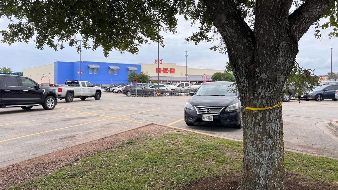 銃撃現場となったスーパーマーケットの駐車場=19日、米テキサス州オースティン郊外/Rosa Flores/CNN