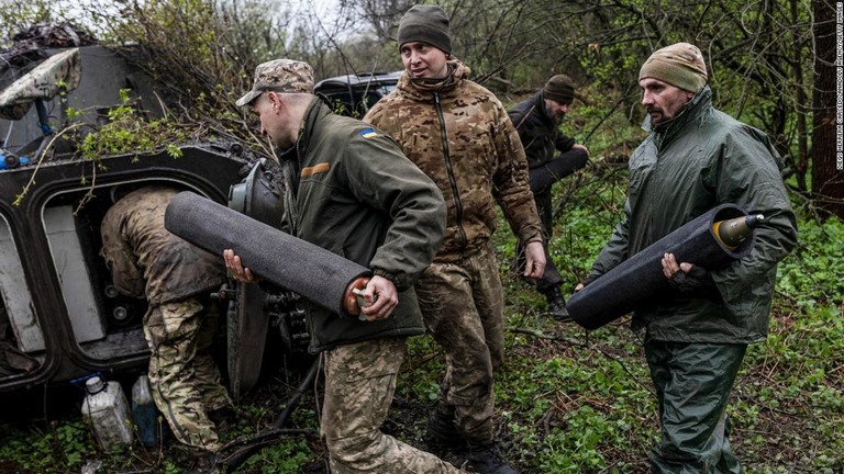 ドネツク州アウディーイウカ方面に向けた自走砲に弾丸を装填するウクライナ軍の兵士ら/Diego Herrera Carcedo/Anadolu Agency/Getty Images