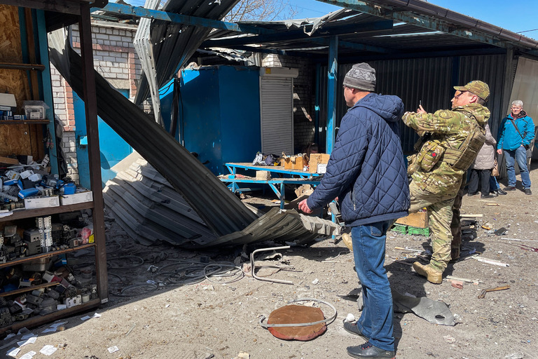 ロシア軍が砲撃した市場＝１８日、ウクライナ・ヘルソン州/Hryhorii Shmatko/Suspilne Ukraine/Global Images Ukraine/Getty Images