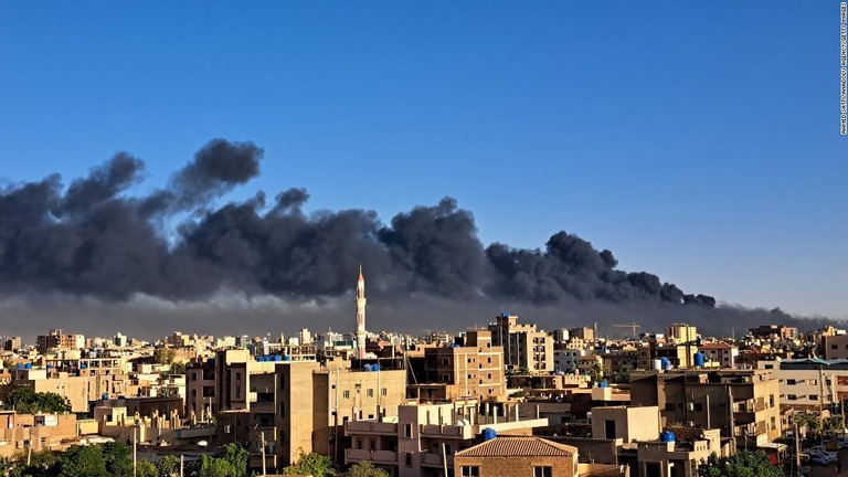 スーダン軍とＲＳＦの衝突が続き黒煙が上っている＝１９日、スーダン・ハルツーム/Ahmed Satti/Anadolu Agency/Getty Images