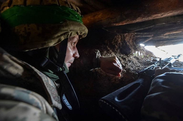 ウクライナ東部バフムート近くの前線に掘られた塹壕の中にいるウクライナ軍兵士/Oleksandr Klymenko/Reuters