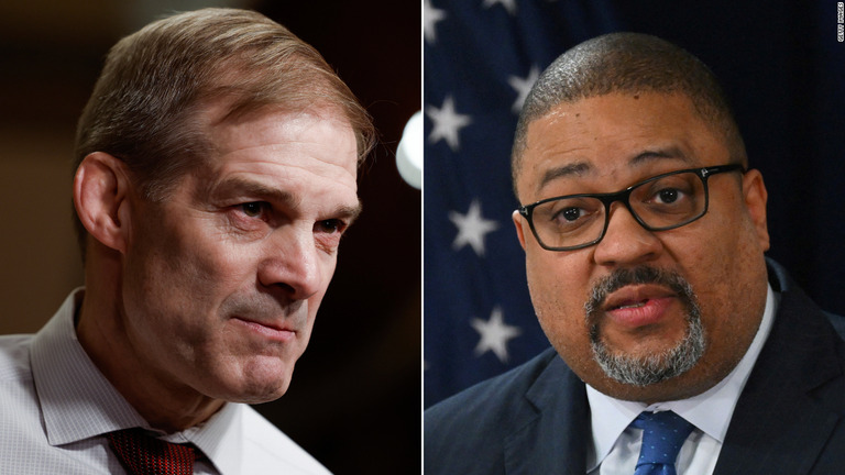 トランプ氏の裁判を担当するブラッグ検事（右）とジョーダン下院司法委員長/Getty Images