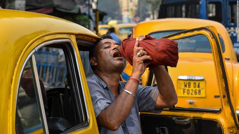 水を飲むタクシードライバー＝１８日、インド・コルカタ/Debarchan Chatterjee/NurPhoto/Getty Images