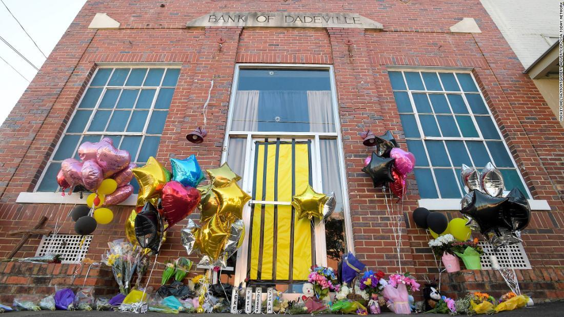花などが置かれた事件現場=19日、米アラバマ州デードビル/Mickey Welsh/Montgomery Advertiser/USA Today Network
