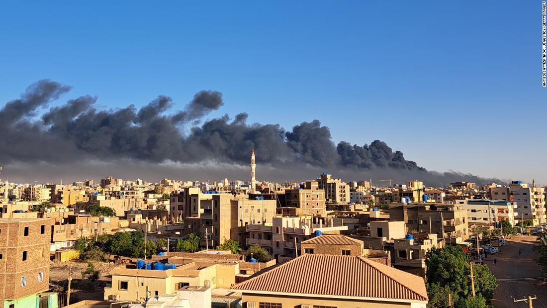 スーダン軍とＲＳＦの戦闘で黒煙が上がるスーダンの首都ハルツーム＝１９日/Ahmed Satti/Anadolu Agency/Getty Images