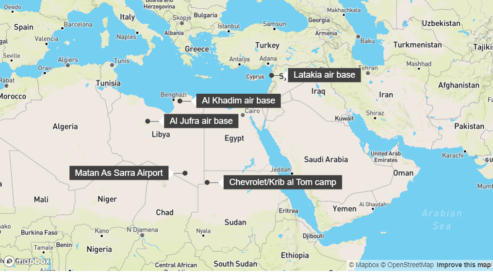 リビア北東部のアルカディム航空基地、その南西にあるアルジュフラ航空基地、シリア沿岸のラタキア航空基地をイリューシン７６輸送機は行き来した/Mapbox/OpenStreetMap