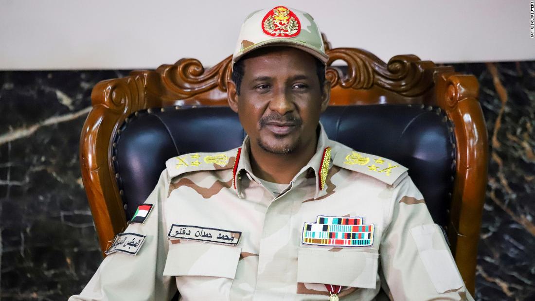 スーダンの準軍事組織「即応支援部隊（ＲＳＦ）」のダガロ司令官＝２０１９年１０月２１日/Samir Bol/Reuters