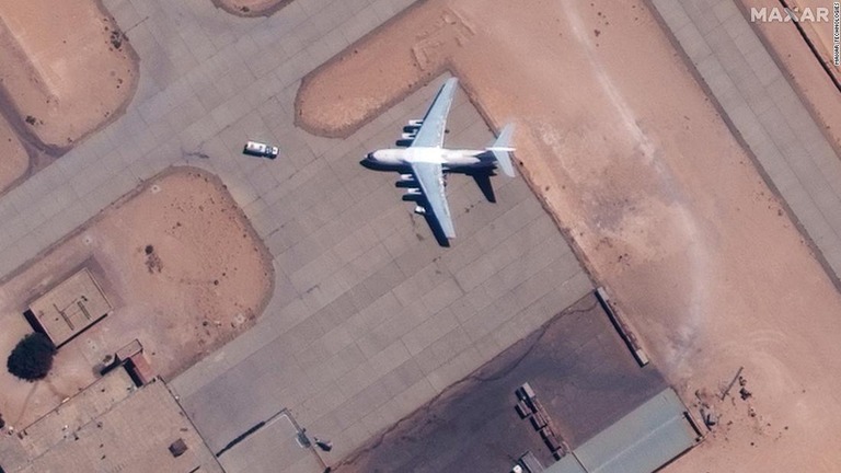 リビア北部アルジュフラ航空基地にいるロシアのイリューシン７６輸送機＝１６日/Maxar Technologies