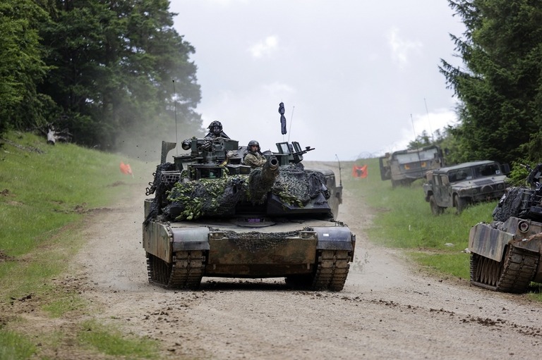 昨年６月、ドイツで行われた多国間の演習に参加する米軍のＭ１Ａ１型エイブラムス戦車/Alex Kraus/Bloomberg/Getty Images
