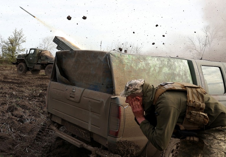 バフムート近くのロシア軍の陣地に向けて攻撃するウクライナ軍の兵士/Anatolii Stepanov/AFP/Getty Images
