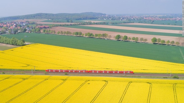 ドイツ鉄道とルフトハンザは鉄道と航空機を組み合わせた旅を提供している/ulian Stratenschulte/picture alliance/Getty Images