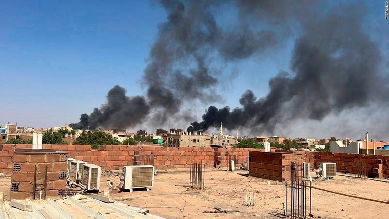 上空に立ち上る煙＝２１日、スーダン首都ハルツーム/Maheen S/AP